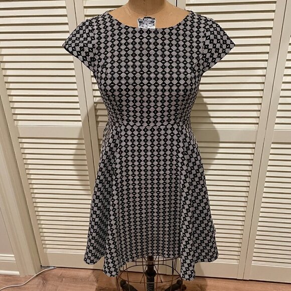 ANTHROPOLOGIE MAEVE Dress Short Sleeve Size 6 Gray and Black - Picture 1 of 14